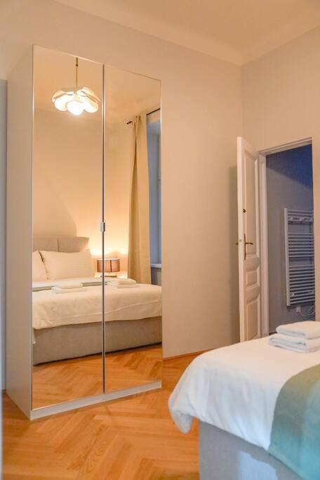 Boutique Suite Near Museum District Вена Экстерьер фото