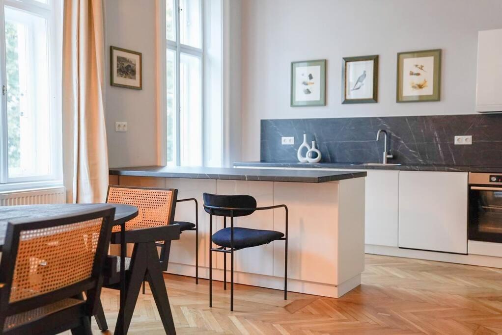 Boutique Suite Near Museum District Вена Экстерьер фото