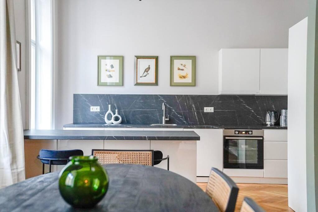 Boutique Suite Near Museum District Вена Экстерьер фото