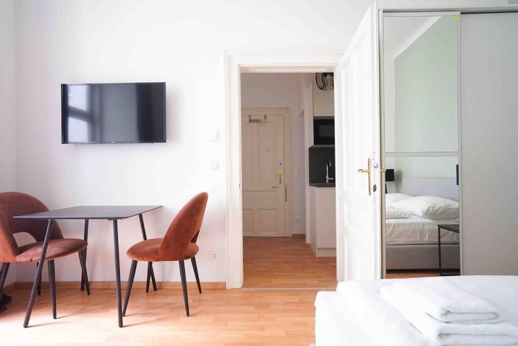 Boutique Suite Near Museum District Вена Экстерьер фото